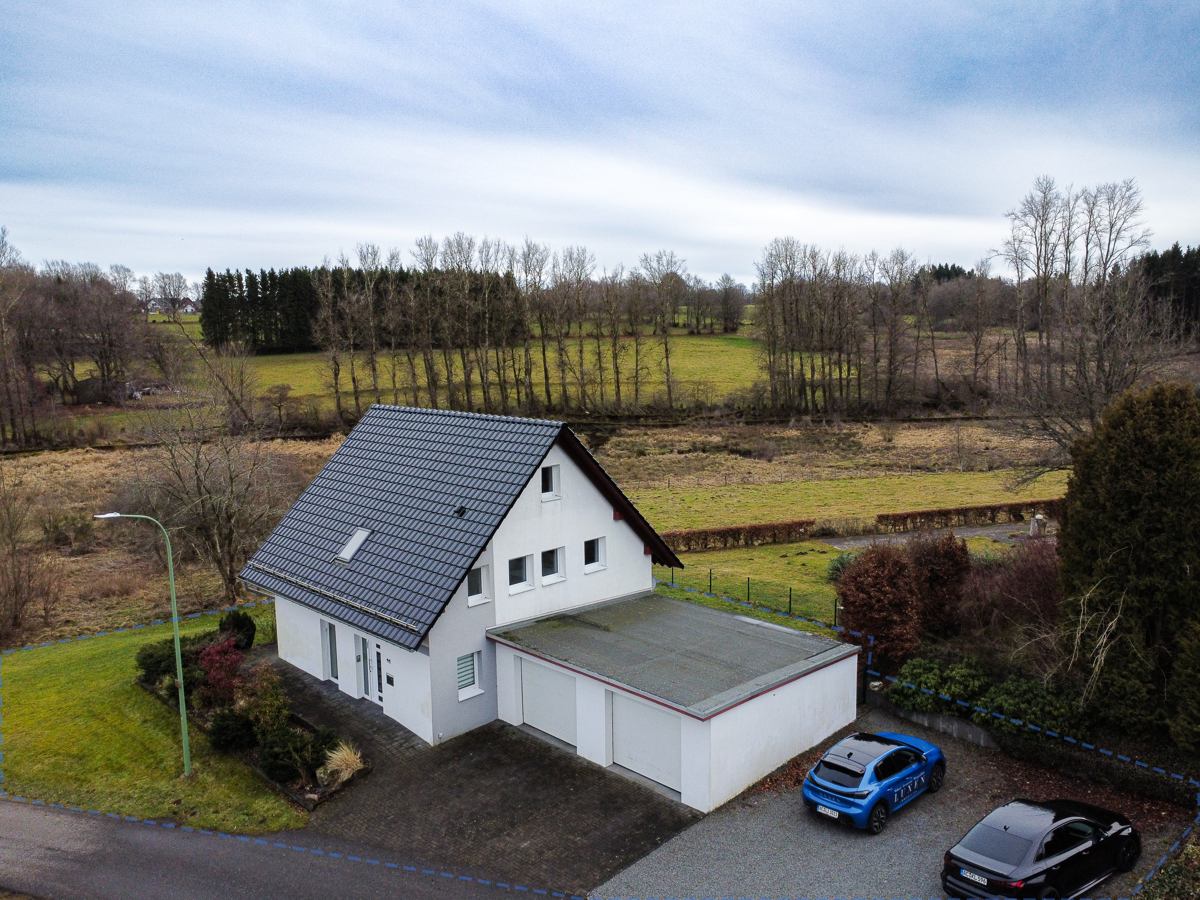 Grundstück und Parkplatz