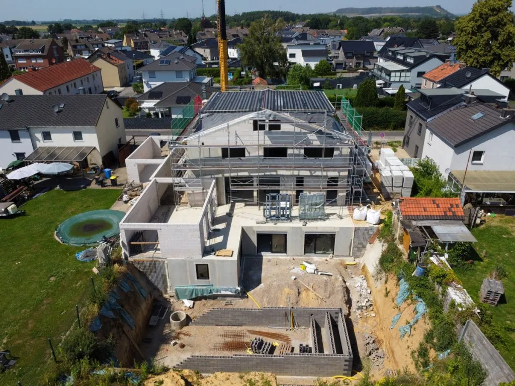 Immobilienangebot - Siersdorf - Alle - Exklusiver Neubau in Siersdorf – Stilvolle Maisonette-Wohnung mit Loggia