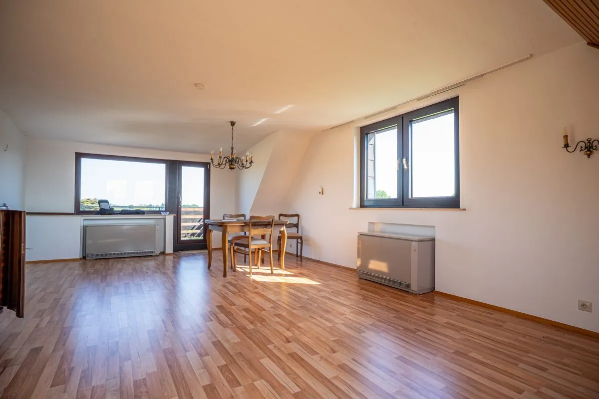 Wohn/-Esszimmer Immobilienangebot - Aachen - Alle - Großzügige Dachgeschosswohnung mit Balkon und Weitblick ins Grüne
