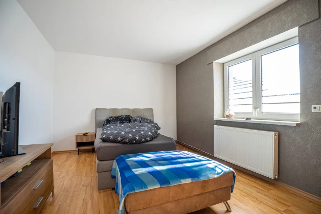 Immobilienangebot - Übach-Palenberg - Alle - Großzügiges Zweifamilienhaus mit Einliegerwohnung und weitläufigem Garten