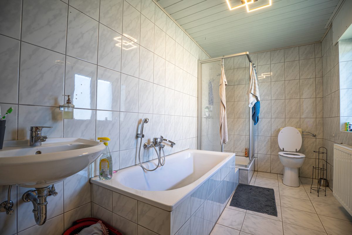 Badezimmer Immobilienangebot - Übach-Palenberg - Alle - Großzügiges Zweifamilienhaus mit Einliegerwohnung und weitläufigem Garten