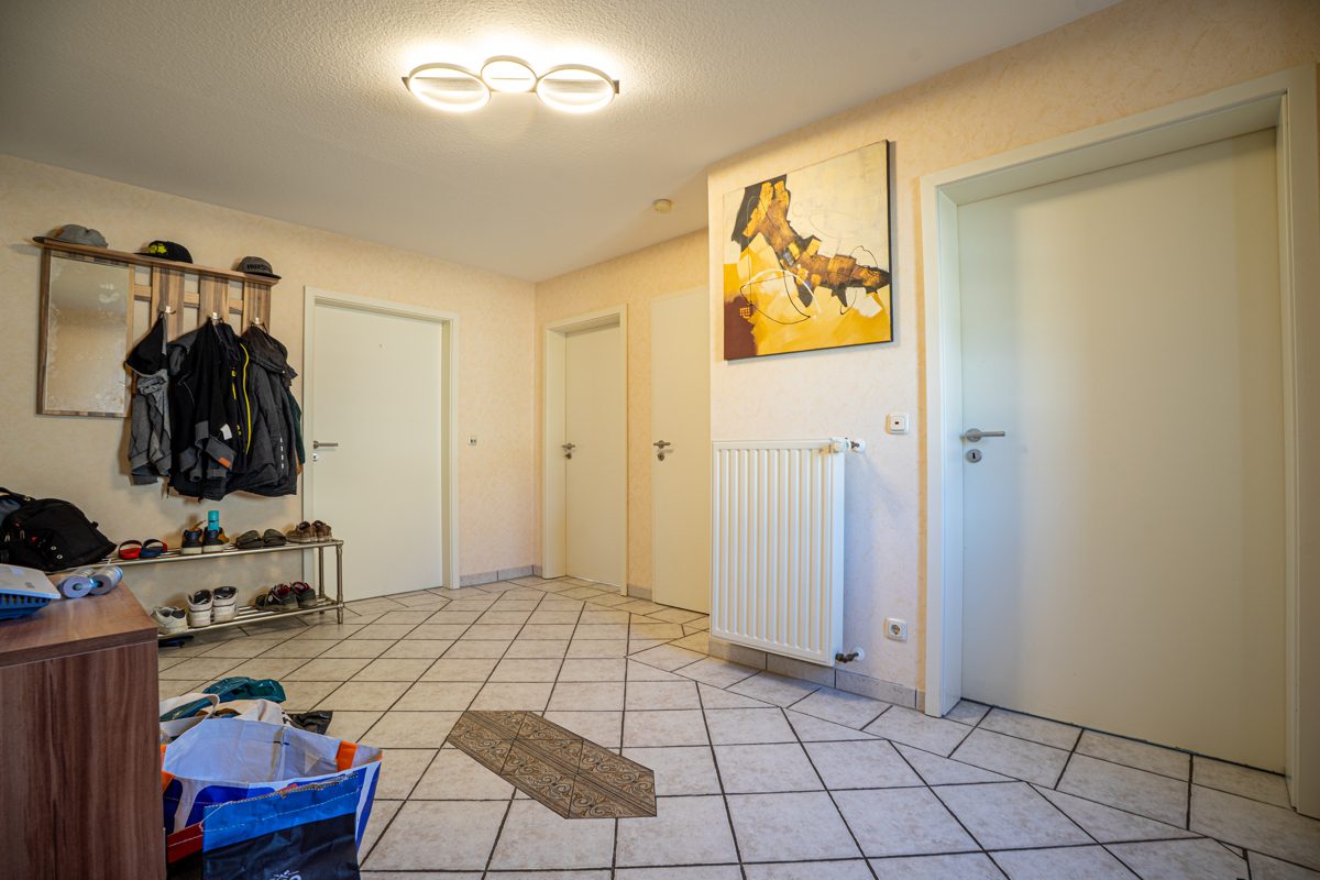 Diele (EG) Immobilienangebot - Übach-Palenberg - Alle - Großzügiges Zweifamilienhaus mit Einliegerwohnung und weitläufigem Garten
