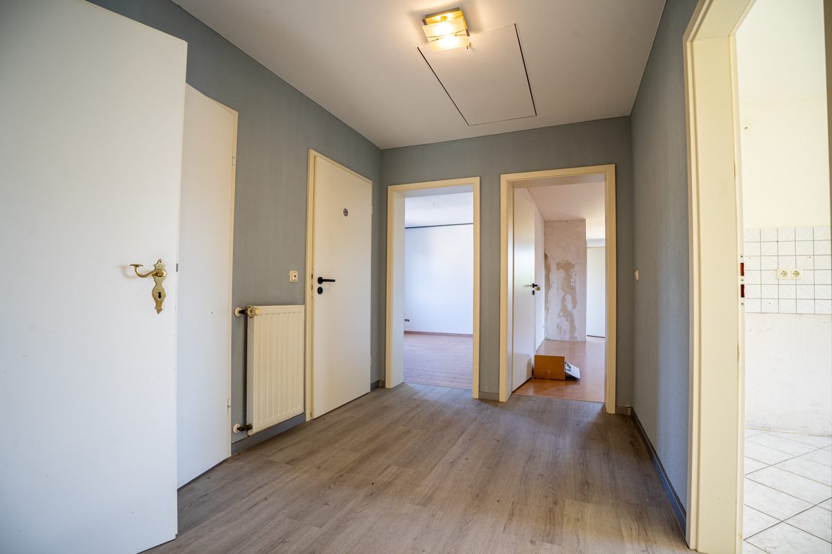Diele (OG) Immobilienangebot - Übach-Palenberg - Alle - Großzügiges Zweifamilienhaus mit Einliegerwohnung und weitläufigem Garten