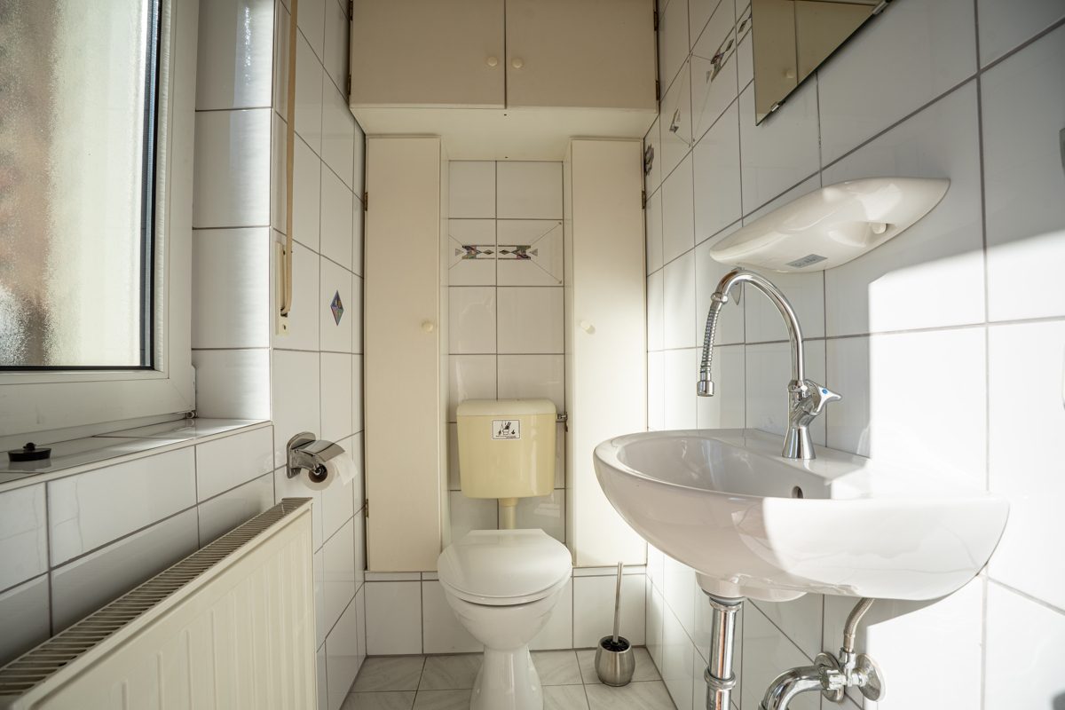 WC (Einliegerwohnung) Immobilienangebot - Übach-Palenberg - Alle - Großzügiges Zweifamilienhaus mit Einliegerwohnung und weitläufigem Garten