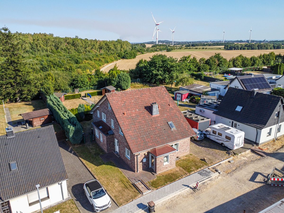 Außenansicht Immobilienangebot - Übach-Palenberg - Alle - Großzügiges Zweifamilienhaus mit Einliegerwohnung und weitläufigem Garten