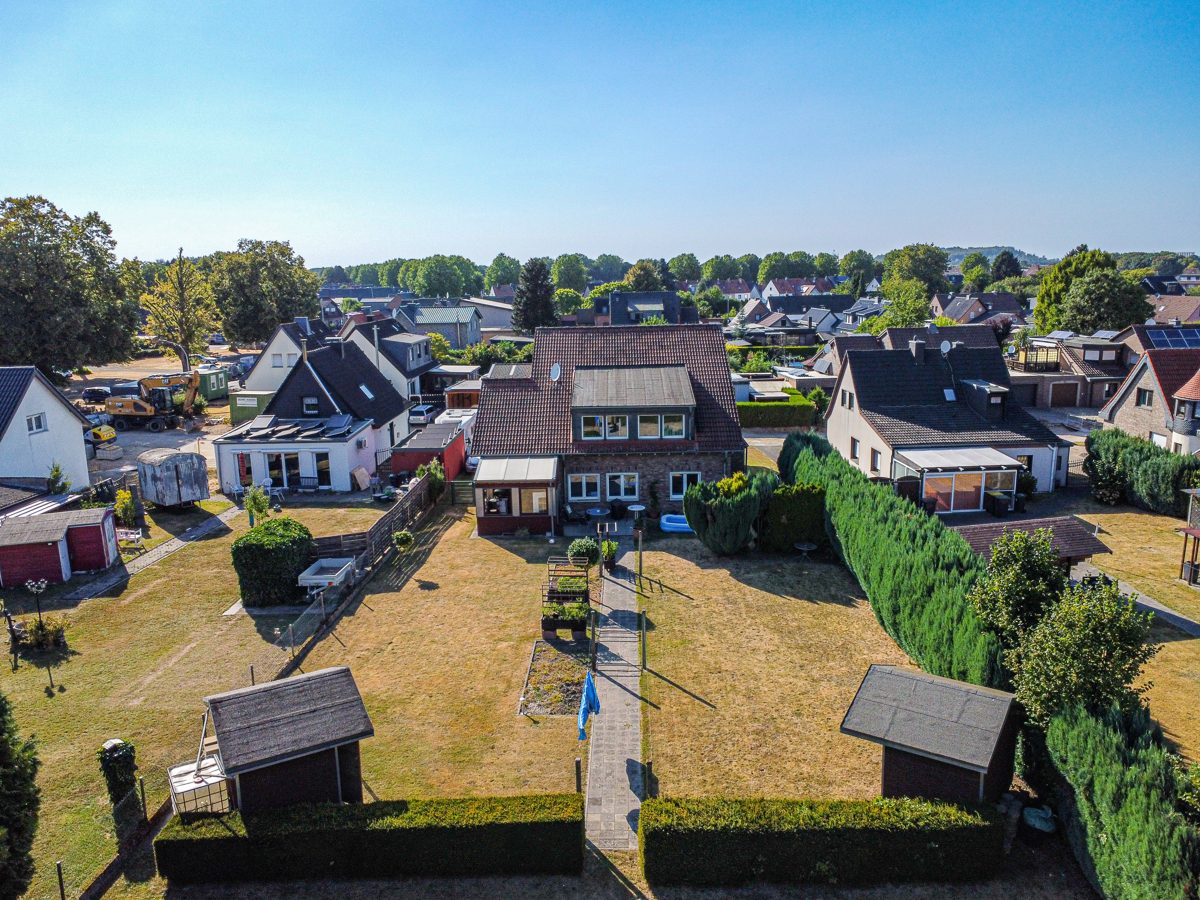Außenansicht Immobilienangebot - Übach-Palenberg - Alle - Großzügiges Zweifamilienhaus mit Einliegerwohnung und weitläufigem Garten