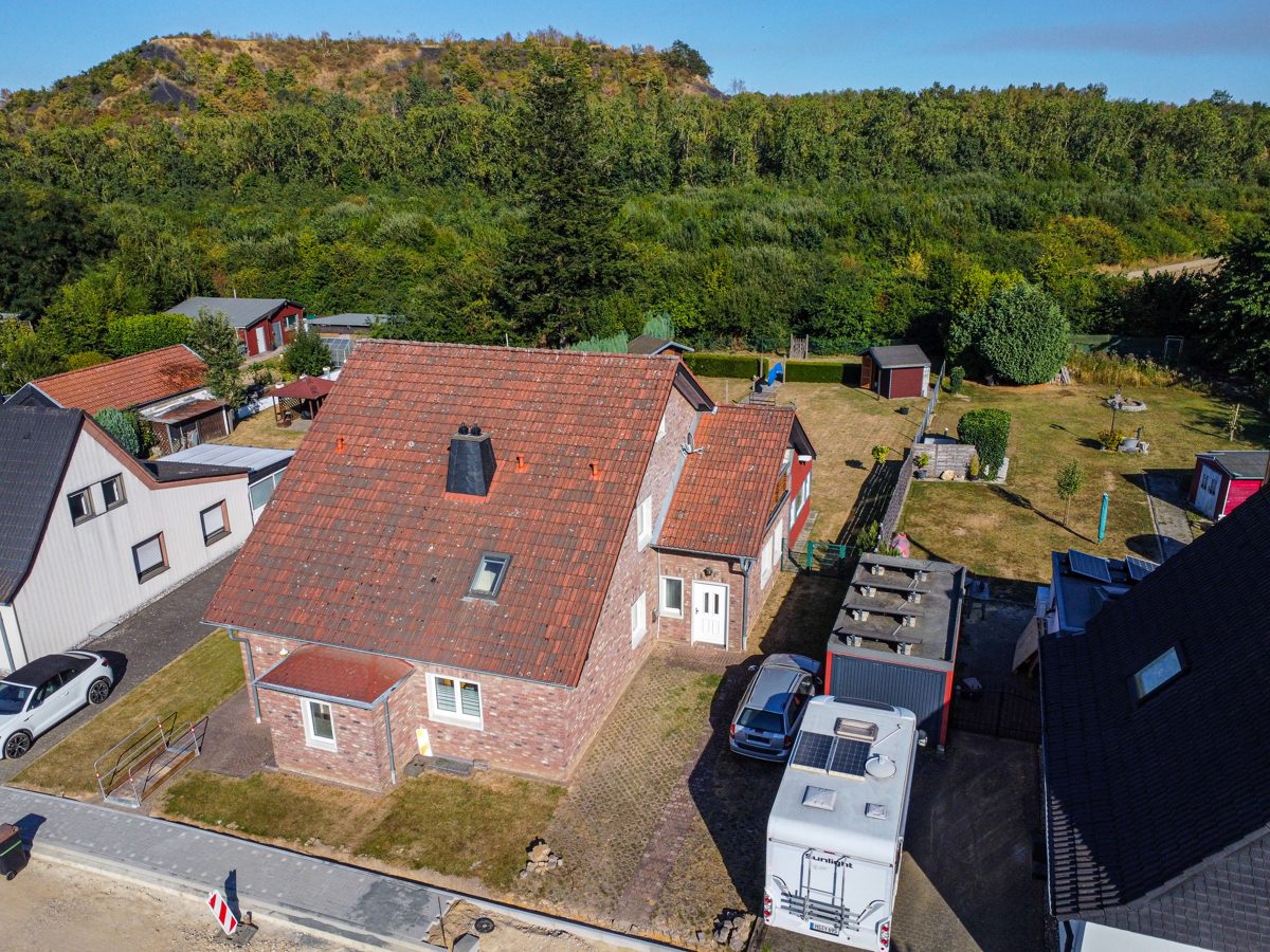 Außenansicht Immobilienangebot - Übach-Palenberg - Alle - Großzügiges Zweifamilienhaus mit Einliegerwohnung und weitläufigem Garten