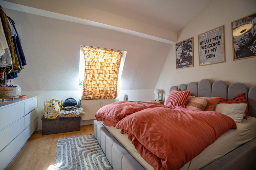 Immobilienangebot - Eschweiler - Alle - Renditestarke Dachgeschosswohnung mit Balkon & Stellplatz – 5,2 % Bruttorendite