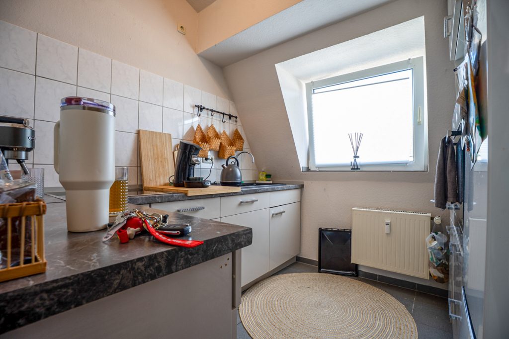 Immobilienangebot - Eschweiler - Alle - Renditestarke Dachgeschosswohnung mit Balkon & Stellplatz – 5,2 % Bruttorendite