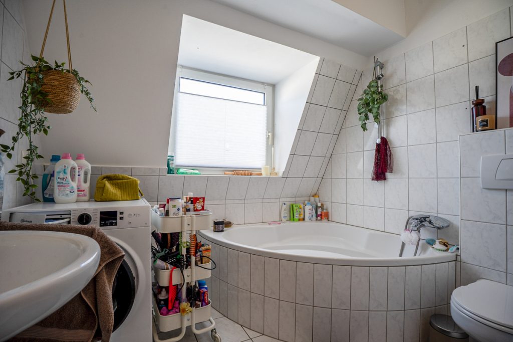 Immobilienangebot - Eschweiler - Alle - Renditestarke Dachgeschosswohnung mit Balkon & Stellplatz – 5,2 % Bruttorendite