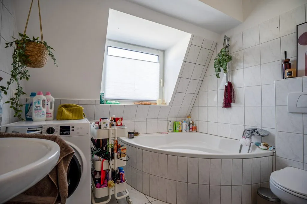Immobilienangebot - Eschweiler - Alle - Renditestarke Dachgeschosswohnung mit Balkon & Stellplatz – 5,2 % Bruttorendite