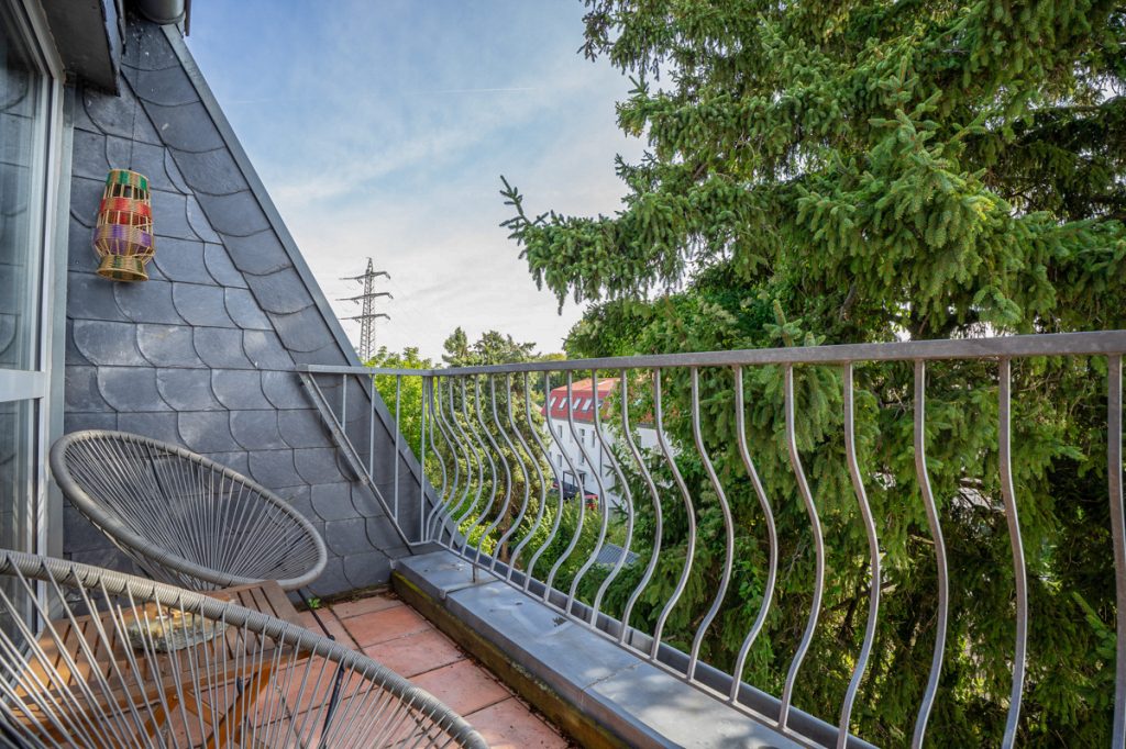 Immobilienangebot - Eschweiler - Alle - Renditestarke Dachgeschosswohnung mit Balkon & Stellplatz – 5,2 % Bruttorendite