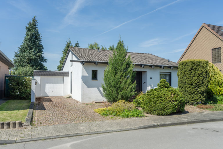 Merzenich - Schöner Bungalow auf parkähnlichem Grundstück (Energieklasse A)